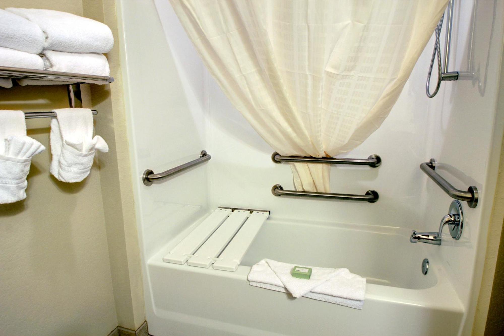 Cobblestone Hotel & Suites - Beulah Habitación foto