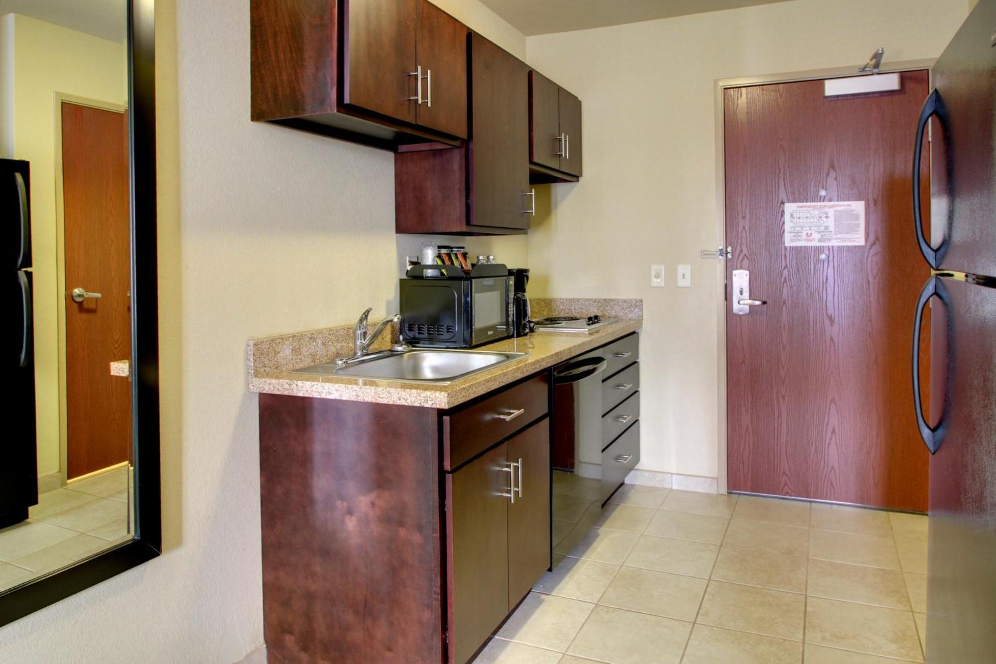 Cobblestone Hotel & Suites - Beulah Habitación foto